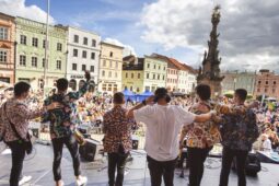 Přijďte si užít Dny města 2026 v Jindřichově Hradci. Na pódiu vystoupí Laura a její tygři, David Koller a další hvězdy. Svou show pobaví kouzelník Richard Nedvěd