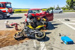 Mladý motorkář nepřežil srážku s osobním autem. Neviděli jste nehodu?