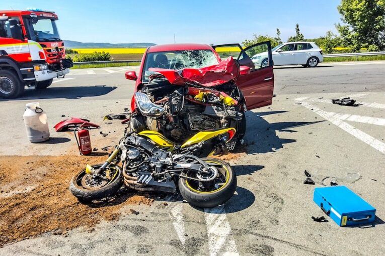 Mladý motorkář nepřežil srážku s osobním autem. Neviděli jste nehodu?