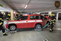 Hasiči cvičili požár elektromobilu v nadzemních garážích