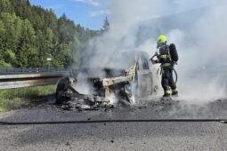 FOTO: Auto v Kořenově na Jablonecku zachvátily plameny. Při požáru se zranil řidič