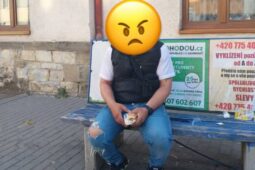 Městští strážníci krotili hospitalizovaného muže. Zásah se změnil v nekonečný příběh