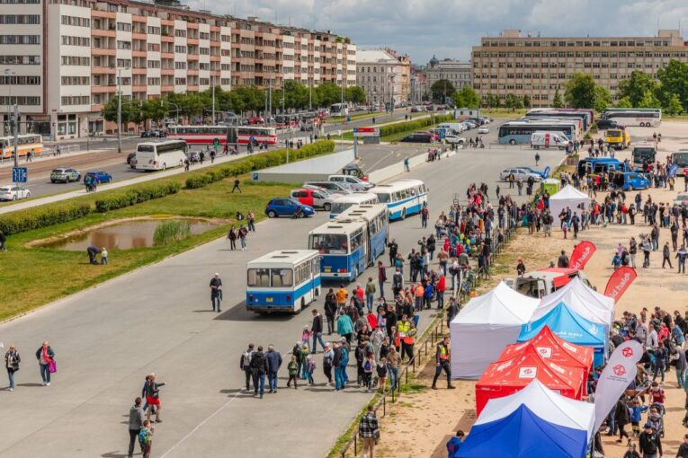 Autobusy, historické vozy i tramvaj zdarma. Letná hostí Autobusový den PID