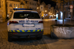 Sprejeři poničili auto městské policie. Policie zveřejnila snímky podezřelého