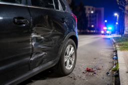 Řidič v Sušici naboural zaparkované auto a ujel. Policie teď hledá svědky