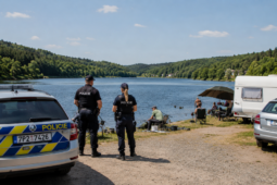 Policisté vyrazili na Hracholusky. U přehrady řešili přestupky i neoprávněné kempování