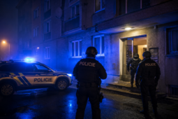 Policisté na Stříbrsku vtrhli do bytu. Žena se tam zamkla se zbraní 