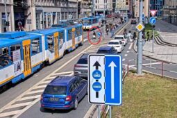 Chodkyně vstoupila tramvaji na červenou do směru jízdy! Hledají se svědkové