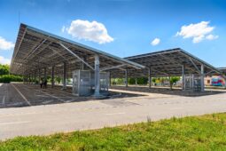 Zoo Zlín dokončila fotovoltaickou elektrárnu, zastřešila jí parkoviště