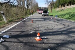 Tragédie na Jesenicku: motorkář narazil do protijedoucího auta