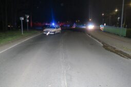 Mladý řidič na Opavsku narazil do stromu. Na Bruntálsku se střetl cyklista s autem