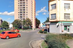 V Bohumíně na „kruháči“ se střetlo auto s cyklistkou, ta se zranila. Najdou se svědkové?