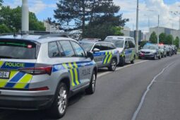 Útok v Poděbradské ulici. Po fyzickém napadení evakuovali školu a okolí