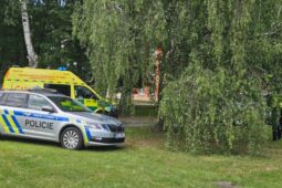 Fyzický útok v Poděbradské ulici skončil tragicky. Jedna osoba zraněním podlehla