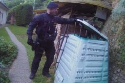 Schovávaná před vězením skončila pro ženu v kompostéru
