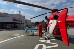 Při nehodě motorkáře museli pomoci zdravotníci ze sousedního kraje