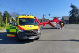 Ženu na Karvinsku přejelo auto. Letěl k ní vrtulník