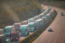 Na dálnici D5 směrem na Německo se tvoří kolony kamionů. Policie vyzývá řidiče k opatrnosti