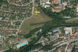 Konec hledání místa u Polanky. Třebíč otevře nové letní parkoviště