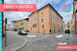 Řidiči si z pěší zóny udělali zkratku. Jihlava mění dopravu kolem Kosmákovy ulice