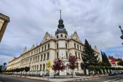 Poškozené střechy historického gymnázia čeká rozsáhlá oprava