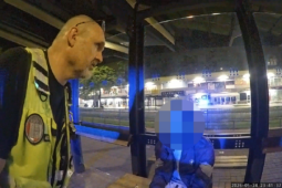 Krádež mu nevyšla! Vše viděl strážník za kamerami a ženě věc zachránil