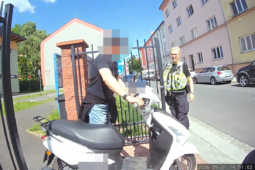 VIDEO: Ukradli mu skútr on to ale nevěděl. Vozidlo mu zachránil všímavý občan