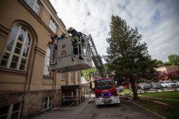 Kouř ve škole zaměstnal hasiče. Trutnov zažil velké cvičení