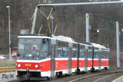 Z tramvaje bateriový vůz. Dopravní podnik renovoval šalinu, která bude jezdit na železnici