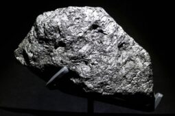 V Planetáriu Praha si lidé mohou osahat skutečný meteorit