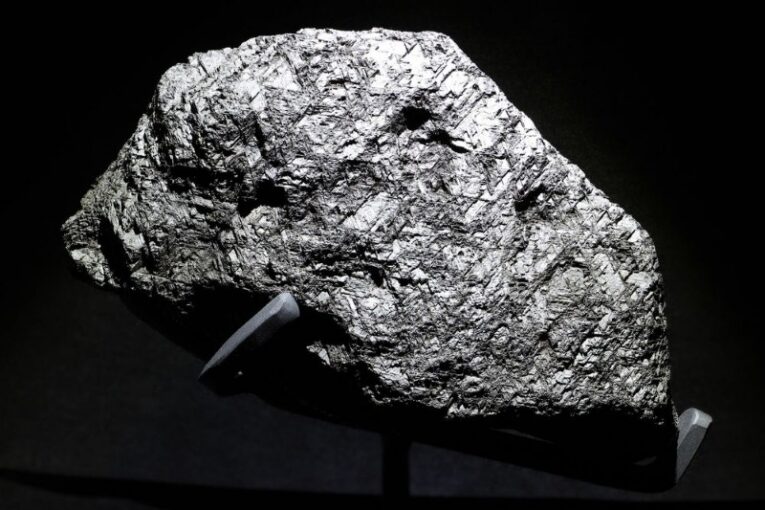 V Planetáriu Praha si lidé mohou osahat skutečný meteorit