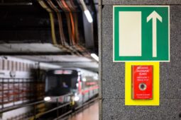 Pád mezi vagony skončil bez tragédie. Cestující ve stanici Smíchovské nádraží zastavili metro tlačítkem nouze