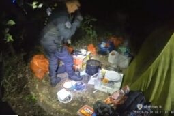 Muž utekl před strážníky. Ve stanu v Hrdlořezích zůstalo vybavení na výrobu drog