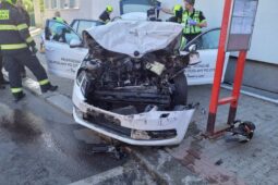 Střet osobního a nákladního auta zkomplikoval dopravu v Novovysočanské