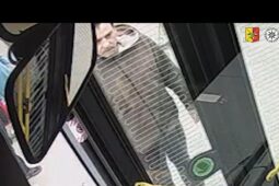 Zmeškal autobus a rozbil dveře. Policie řeší další podobný případ v Praze