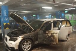 Podzemní garáže na Chodově zaplnil kouř. Hasiči likvidovali požár auta