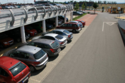 Parkovací zóny v Praze slaví 30 let. Míst je ale stále nedostatek