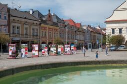 Výstava na náměstí zve na výlety po městě a okolí