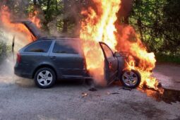 Plameny zničily auto v Chvalči. Hasiči řešili i únik kapalin
