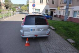Poškozený Peugeot a útěk motorkáře. Policie hledá svědky