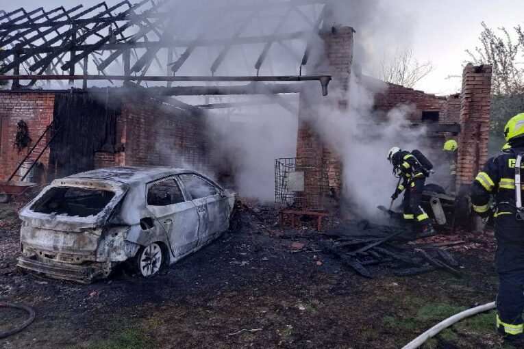 Požár stodoly ohrozil dům, škoda jde do milionů