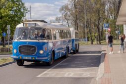 Historický autobus sveze návštěvníky během Galerijní a muzejní noci ve Zlíně