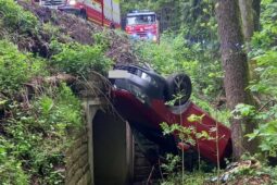 Řidička vyjela ze silnice. Auto skončilo hluboko v příkopu
