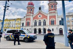 Podezřelý kufr uzavřel centrum Plzně. Policie evakuovala okolí Velké synagogy