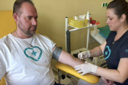Nemocnice v Domažlicích prodlužuje odběry. Pacienti už nemusí spěchat jen ráno