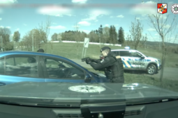 VIDEO: Zběsilá honička v Liberci. Řidič se zákazem řízení ujížděl policejní hlídce