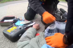 VIDEO: Policisté a svědek zachránili život seniorovi, který zkolaboval na ulici