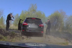 VIDEO: Pronásledovaný řidič málem zničil policejní vůz