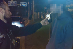 Za volant i přes zákaz. Jeden rozvážel jídlo, druhý vyrazil na noční jízdu městem