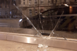 FOTO: Policisté dopadli vandala přímo při činu. V centru poškodil auta i výlohy, škoda přesáhla 130 tisíc korun